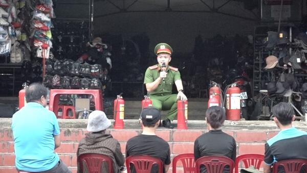 Tuyên truyền, trải nghiệm kỹ năng phòng cháy, chữa cháy tại Chợ xã Đăk Tô
